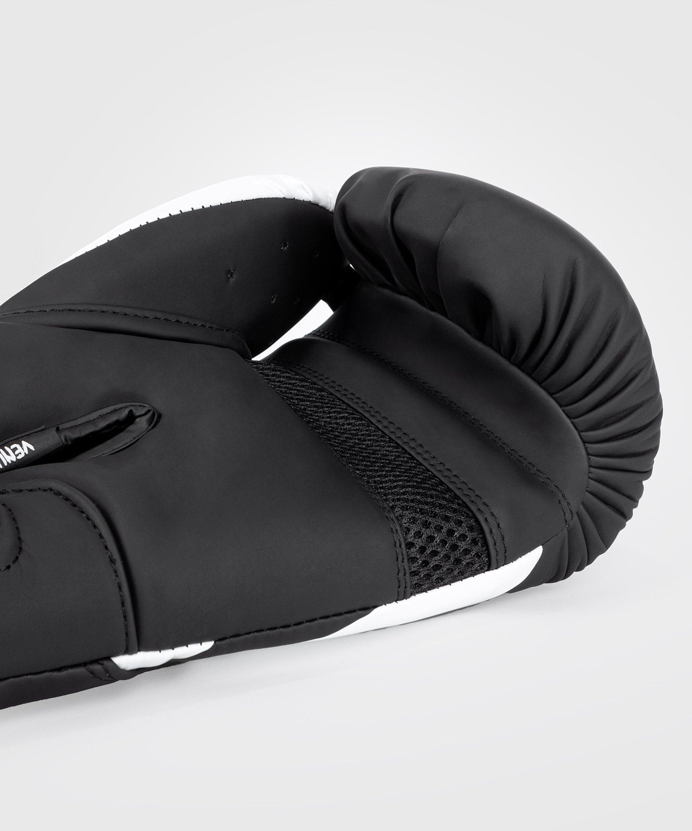 כפפות איגרוף Venum Challenger 4.0 Boxing Gloves - Black/White